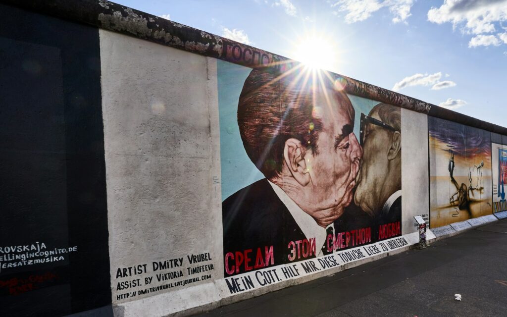 Mural del beso en la East Side Gallery del Muro de Berlin