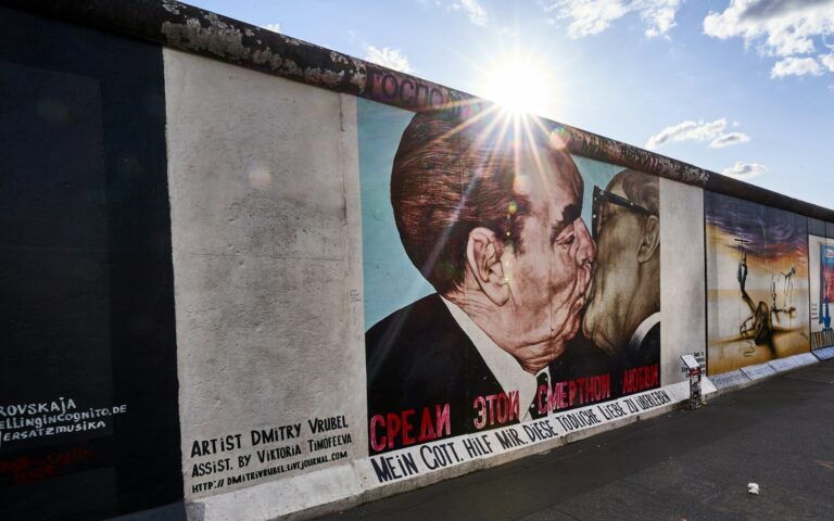 Mural del beso en la East Side Gallery del Muro de Berlin