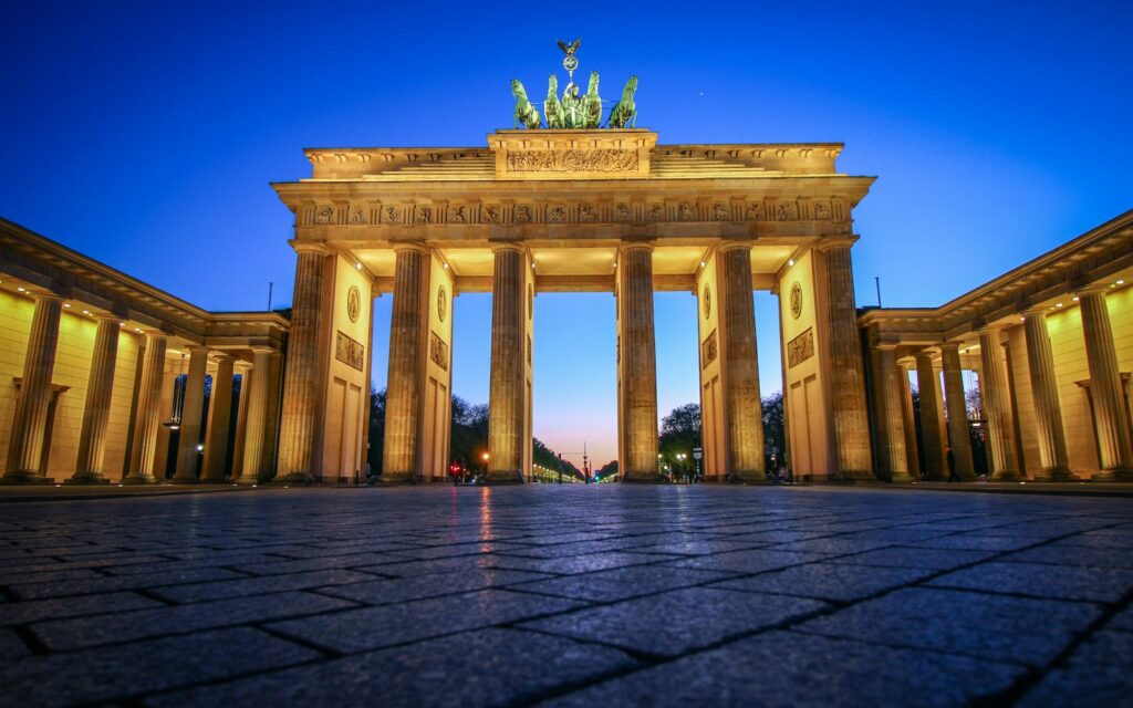 Puerta de Brandeburgo iluminada de noche en Berlin