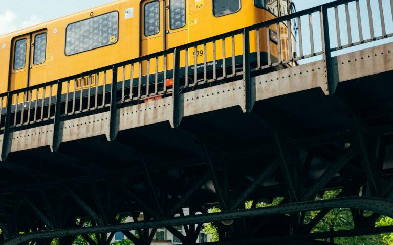 Tren urbano sobre railes, transporte publico