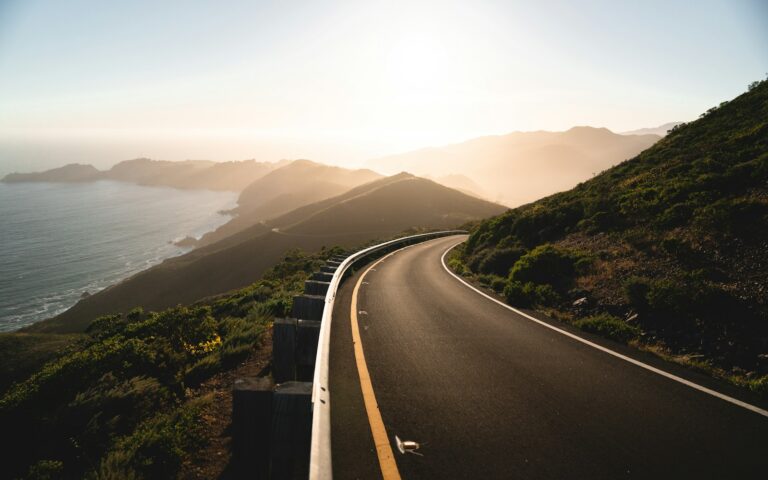 Carretera sinuosa con vistas al oceano